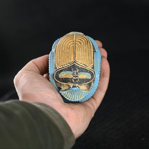 Escarabajo tallado a mano en piedra, símbolo de protección y buena suerte, de la mitología egipcia antigua y que data del tiempo antes de Cristo.