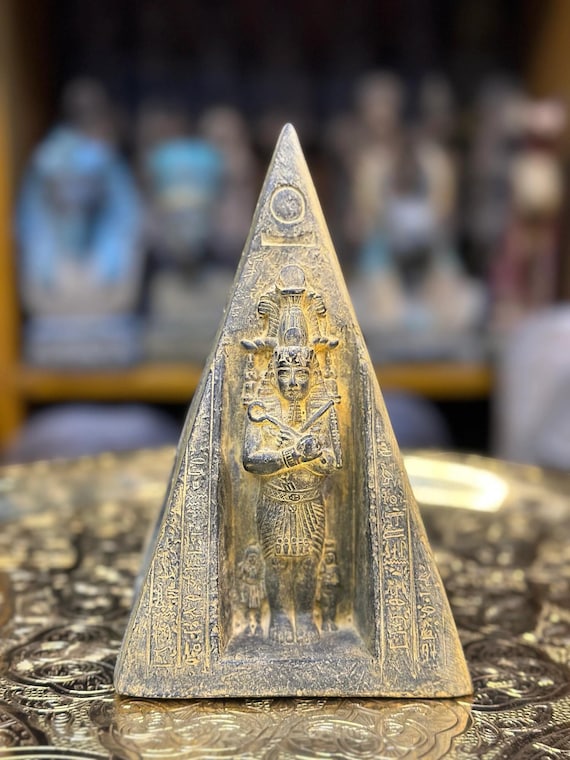 サンドストーン 彫刻 ピラミッド エジプト彫刻 エジプト神話 彫刻されたエジプトのピラミッド像：古代神話の装飾（17x10x10cm