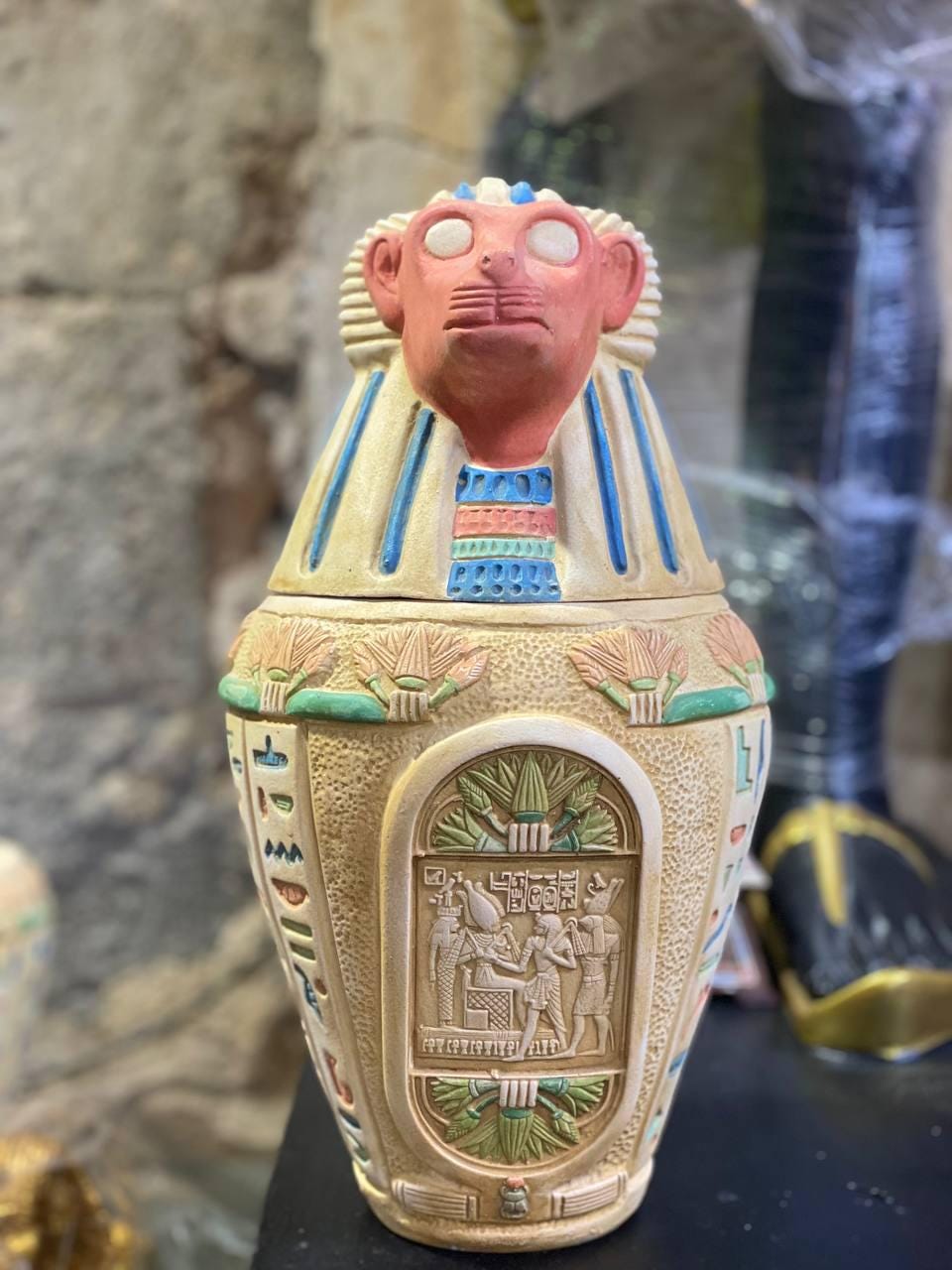 エジプトのカノプス壺セット：古代のミイラ化の儀式、祭壇の装飾