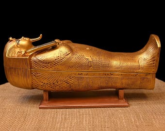ツタンカーメン王の葬祭用ベッドのレプリカ：金メッキのカバの頭