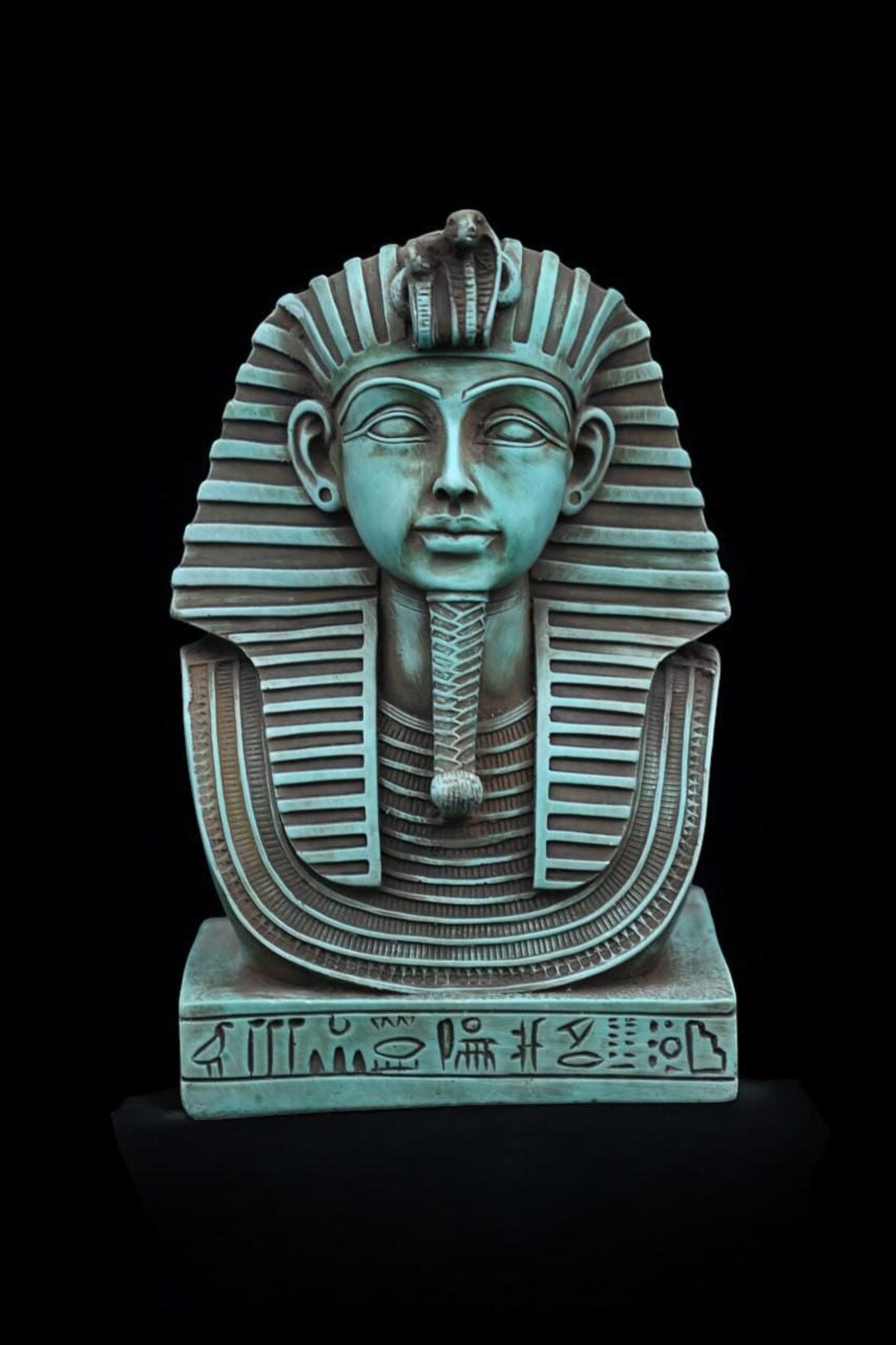 ツタンカーメン王像のレプリカ：古代エジプトのファラオの彫刻