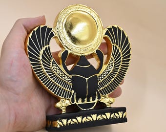 Escarabajo alado del dios Jepri – Estatua de piedra tallada a mano y cubierta con pan de oro – Símbolo de renacimiento, protección y buena suerte – Hecho en Egipto