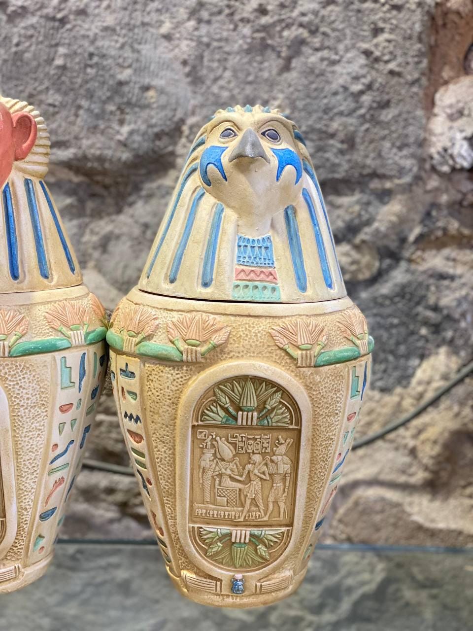 エジプトのカノプス壺セット：古代のミイラ化の儀式、祭壇の装飾