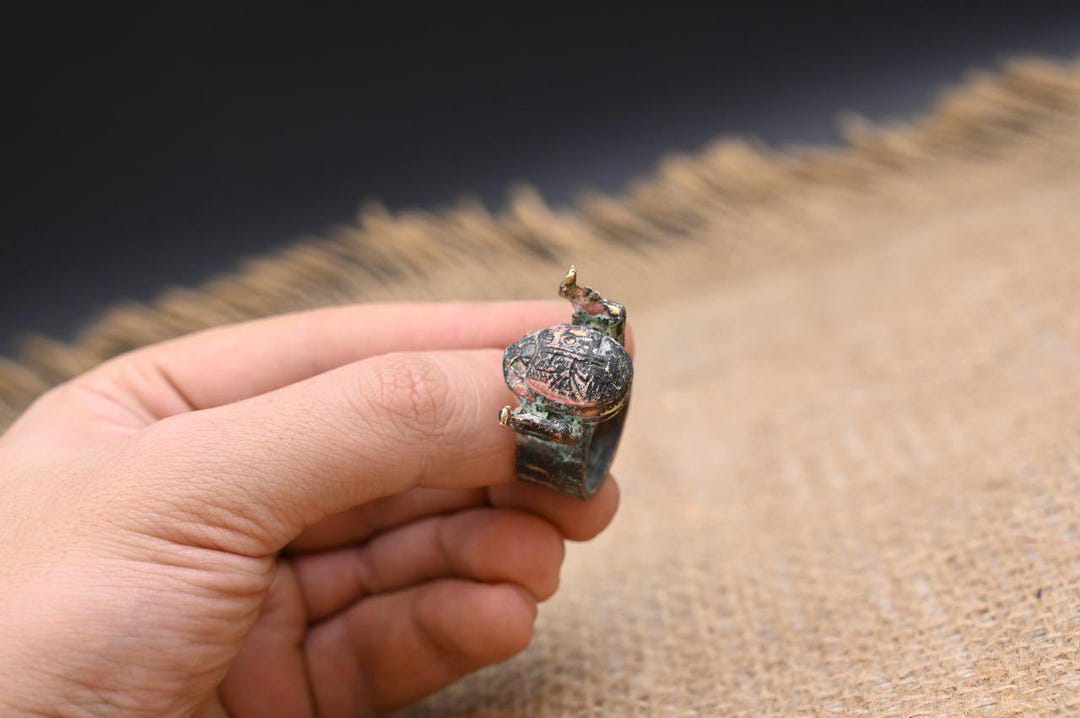 エジプトのスカラベの指輪：古代の守護の象徴 - Etsy 日本