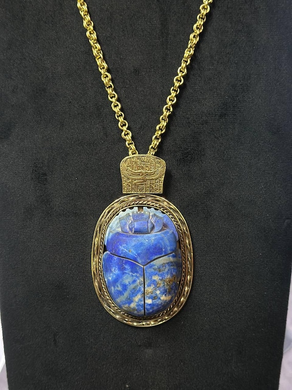 ラピスラズリのスカラベのお守りネックレス：ゴールドトーンのエジプト