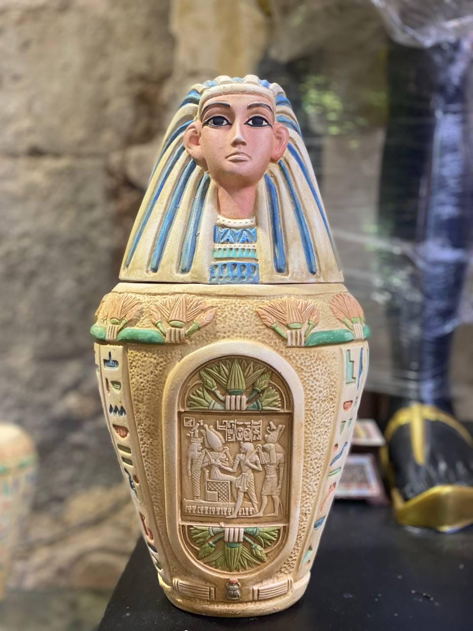 エジプトのカノプス壺セット：古代のミイラ化の儀式、祭壇の装飾