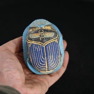 Escarabajo tallado a mano en piedra, símbolo de protección y buena suerte, de la mitología egipcia antigua y que data del tiempo antes de Cristo.