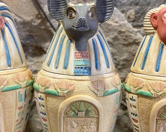 エジプトのカノプス壺セット：古代のミイラ化の儀式、祭壇の装飾
