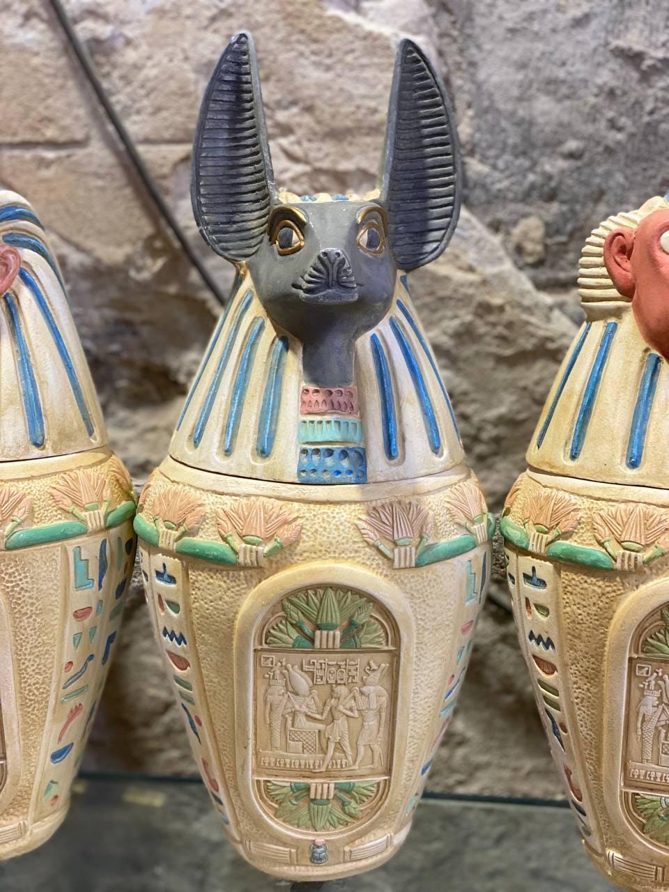 エジプトのカノプス壺セット：古代のミイラ化の儀式、祭壇の装飾