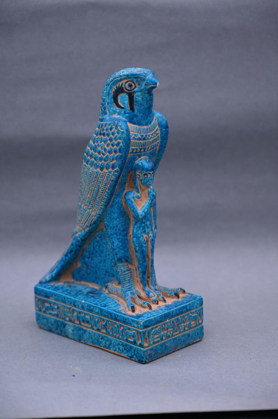 珍しい古代エジプトの遺物、ファラオのホルス神の像 - 紀元前の