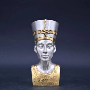 ネフェルティティの胸像。本物のサイズ、歴史家アーティスト