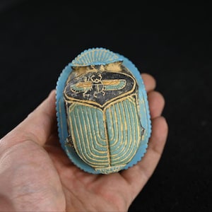 Escarabajo tallado a mano en piedra, símbolo de protección y buena suerte, de la mitología egipcia antigua y que data del tiempo antes de Cristo.