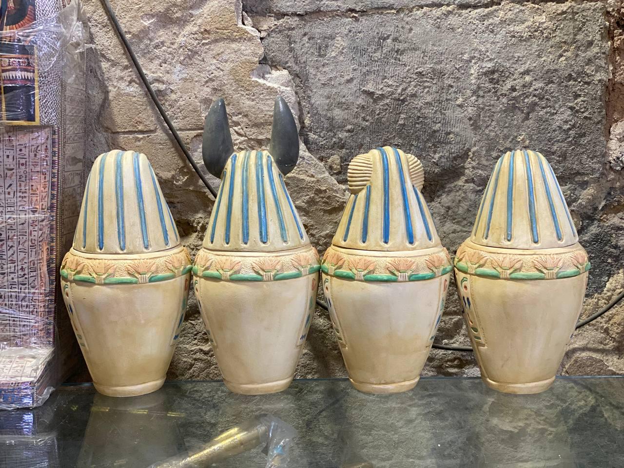 エジプトのカノプス壺セット：古代のミイラ化の儀式、祭壇の装飾