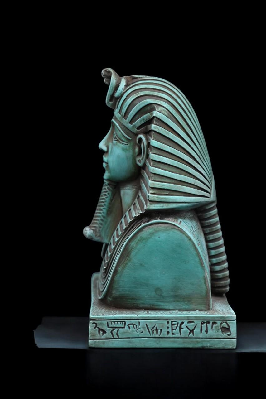 ツタンカーメン王像のレプリカ：古代エジプトのファラオの彫刻