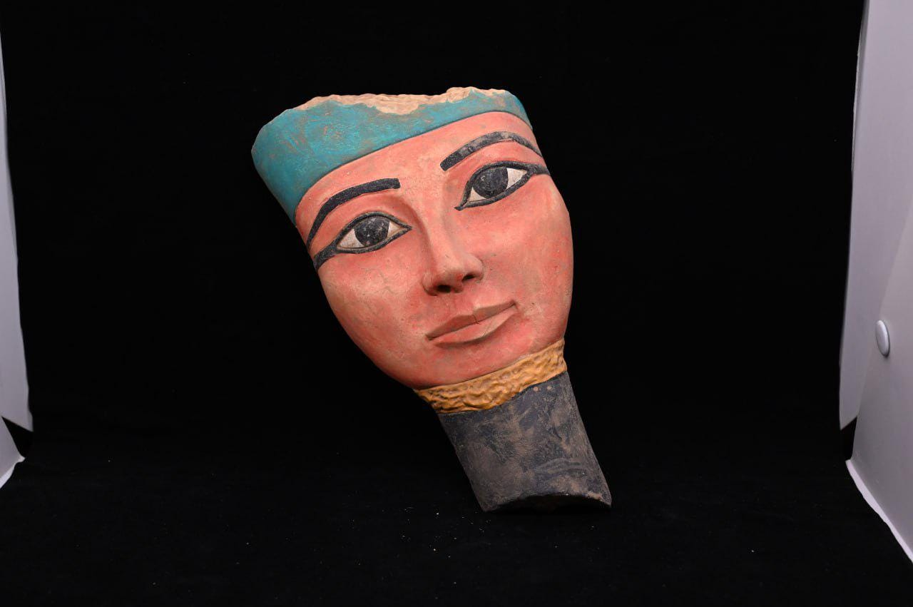 手彫りの石造りハトシェプスト女王のマスク – エジプトのファラオの
