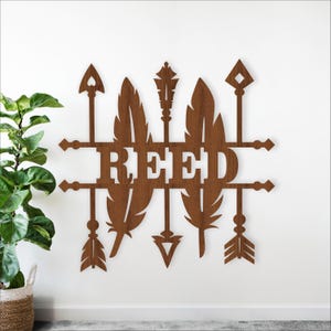 Letrero con nombre de flechas y plumas SVG - Arte de pared bohemio personalizado cortado con láser (descarga digital)
