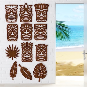 Könnte beinhalten: Eine Sammlung brauner Tiki-Masken aus Holz und tropischen Blattausschnitten ist an einer weißen Backsteinmauer angebracht. Die Masken haben verschiedene geschnitzte Ausdrücke. Eine Tür zeigt eine Strandszene.