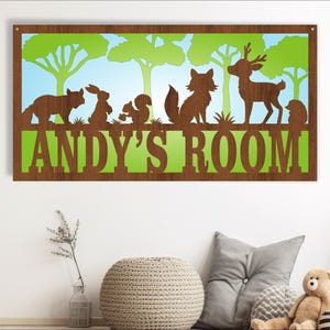 Scena boschiva 3 strati cartello con nome SVG, decorazione con animali a tema porta o appendino da parete, modello tagliato al laser, download immediato file vettoriale Ai, Cdr, Dxf