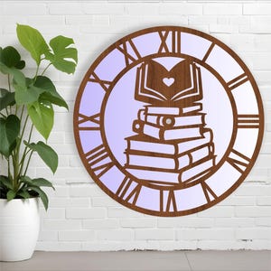 Op de afbeelding: Een houten klok met een stapel boeken en een open boek met een hart op de omslag. De wijzerplaat van de klok heeft Romeinse cijfers.