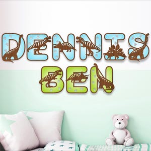 Conjunto de letras del alfabeto de dinosaurios. Letras de 2 capas. 72 opciones de letras. Archivo SVG. Archivo vectorial ai, cdr, dxf y pdf. Letras de dinosaurios con huellas.