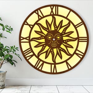 Puede incluir: Un reloj de madera marrón con una cara de sol amarilla y marcas de números romanos. La cara del sol tiene una cara humana estilizada con los ojos cerrados.