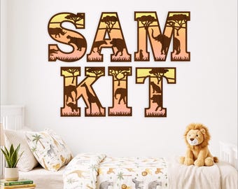 Puede incluir: Letras de madera montadas en la pared que deletrean SAM KIT, con un paisaje de safari recortado con siluetas de animales como jirafas, elefantes y rinocerontes sobre un fondo degradado amarillo y naranja, sobre una cama.