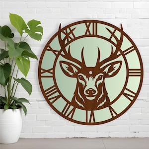 Puede incluir: Un reloj de madera marrón con un diseño de cabeza de ciervo. La esfera del reloj es blanca con marcas de números romanos negros. La cabeza de ciervo está recortada en la madera y la esfera del reloj es visible a través del recorte.