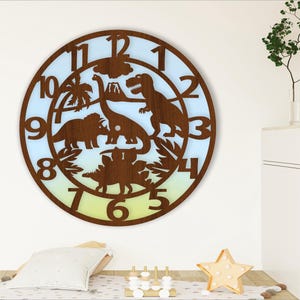 Può includere: Un orologio in legno marrone a tema dinosauri. Il quadrante dell'orologio ha uno sfondo sfumato blu chiaro e giallo con silhouette di dinosauri nere. I numeri da 1 a 12 sono visualizzati attorno al quadrante dell'orologio.