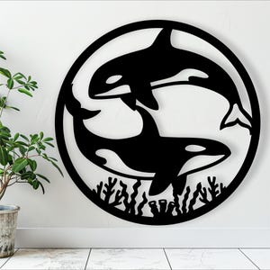 Puede incluir: Silueta en blanco y negro de dos orcas nadando en círculo con diseños de arrecife de coral. Las orcas se miran y parecen estar jugando.