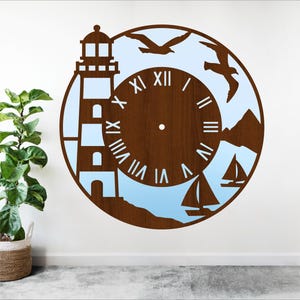 Peut inclure: Une horloge murale en bois marron représentant un phare, des voiliers et des oiseaux en vol. Le cadran de l'horloge comporte des chiffres romains. Le design est découpé, avec un fond bleu clair visible.