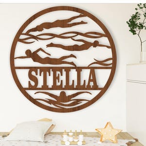 Placa de nome feminino nadador, SVG, porta temática esportiva ou cabide de parede, modelo cortado a laser, download instantâneo Arquivo vetorial Ai, Cdr, Dxf
