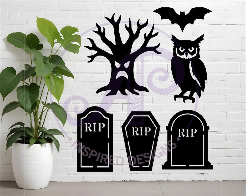 Puede incluir: Recortes negros con tem&aacute;tica de Halloween que incluyen un murci&eacute;lago, un b&uacute;ho, un &aacute;rbol con una cara y tres l&aacute;pidas con el texto "RIP". Los recortes se muestran contra una pared de ladrillos blancos, con una planta en maceta en primer plano.