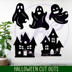 Puede incluir: Recortes de Halloween negros de fantasmas y casas embrujadas. Tres formas de fantasmas con diferentes expresiones est&aacute;n encima de dos siluetas de casas embrujadas. El texto "HALLOWEEN CUT OUTS" est&aacute; en la parte inferior en una pancarta verde.
