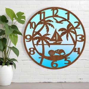 Könnte beinhalten: Eine Holzuhr mit Strandthema. Das Zifferblatt der Uhr ist blau und weiß mit Palmen, einem Segelboot und Muscheln. Die Zahlen sind in einem Kreis um den Rand der Uhr angeordnet.