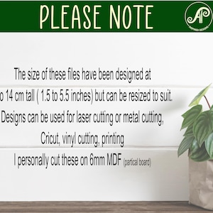 Puede incluir: Fondo blanco con texto "PLEASE NOTE". El texto describe el tama&ntilde;o del archivo como de 4 a 14 cm de alto y adecuado para corte por l&aacute;ser, corte de metal, Cricut, corte de vinilo e impresi&oacute;n.