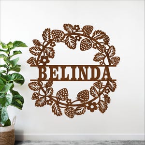 Tabliczka z imieniem w kształcie wieńca truskawkowego SVG – spersonalizowany szablon wycinany laserowo (do pobrania cyfrowego)