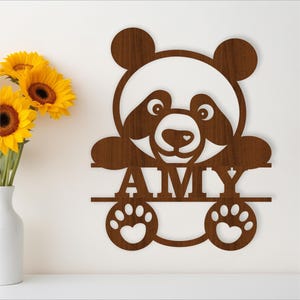 Letrero con nombre de panda SVG, lindo colgador de pared o puerta con temática de animales de dibujos animados, plantilla cortada con láser, descarga instantánea Archivo vectorial Ai, Cdr, Dxf