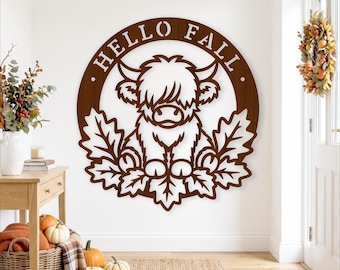 Hallo Herbst! Rundes Wandschild mit Hochlandkuh (SVG), Herbstliches Laserschnitt-Dekor-Design