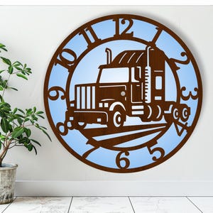 Könnte beinhalten: Eine braune Holzuhr mit blauem Hintergrund, auf der eine Silhouette eines Sattelschleppers abgebildet ist. Das Zifferblatt der Uhr hat römische Ziffern und einen blauen Hintergrund.