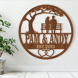 Coppia su panchina del parco cartello con nome, SVG, porta a tema anniversario o appendino da parete, modello tagliato al laser, download immediato file vettoriale Ai, Cdr, Dxf
