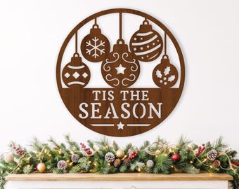Weihnachtskugel-Schild „Tis The Season“. Festliche, lasergeschnittene Wanddekoration (SVG-Design).