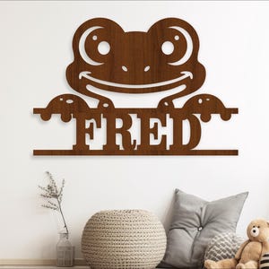 Nom de grenouille mignon signe modèle découpé au laser SVG, porte ou suspension murale ai, cdr, dxf pdf téléchargement immédiat, signe de nom de grenouilles mignon