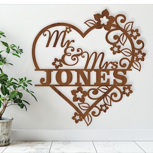 Cuore floreale con scritta Mr e Mrs, SVG, porta a tema matrimonio o appendino da parete, modello tagliato al laser, download immediato File vettoriale Ai, Cdr, Dxf