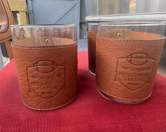 Juego de 4 vasos clásicos de fútbol americano universitario Aer Lingus forrados en cuero – Irlanda – Artículos de bar conmemorativos de la NCAA