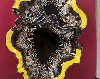 Plato vintage de loza francesa HB Quimper – Ste. Anne d’Auray – Mayólica negra y amarilla – Cerámica bretona pintada a mano – Mediados de siglo