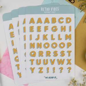 folha de adesivos retro do alfabeto das vibrações | autocolantes estéticos | adesivos foscos com corte de beijo para bujo, planejadores, cartas de amigos por correspondência, álbum de recortes