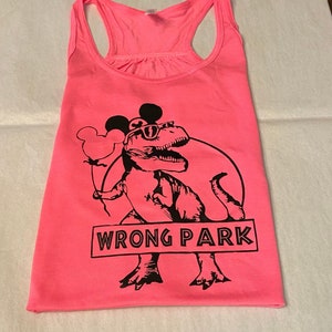 Wrong Park TRex Jurassic Park Disney Lustig Disney World Disneyland Flowy Damen Tank Top Bella Canvas