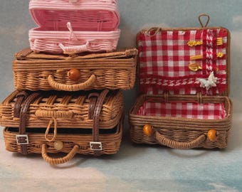 Cesta de picnic miniatura hecha a mano, cesta a escala 1/6, maleta de mimbre miniatura para casa de muñecas, cesta de picnic miniatura kawaii para casa de muñecas