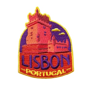 Op de afbeelding: Gestikte patch met een kleurrijke illustratie van een kasteel en de tekst "LISBON - PORTUGAL" in een geel, oranje en paars kleurenschema.