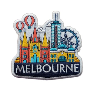 Op de afbeelding: Gestikte patch met een kleurrijke skyline van Melbourne, Australië. De patch bevat iconische bezienswaardigheden zoals het Melbourne Cricket Ground, St. Paul's Cathedral en de Eureka Tower. De tekst "MELBOURNE" staat onderaan de patch.